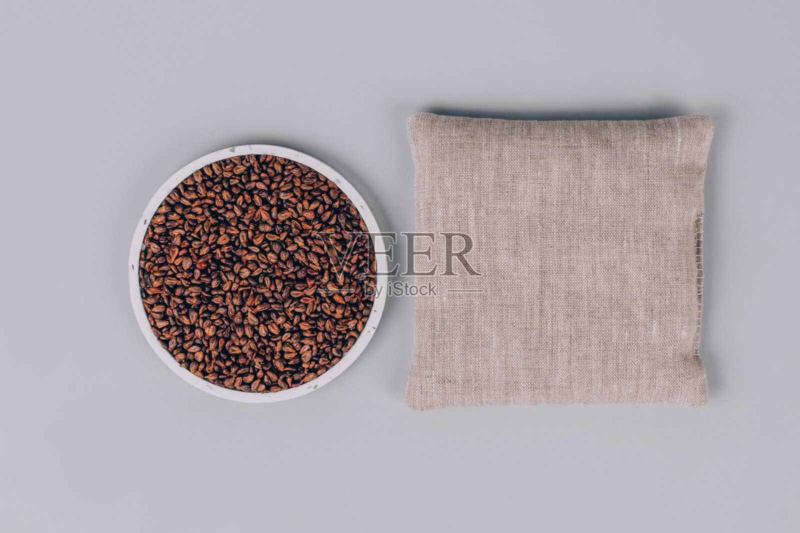 葡萄籽枕，葡萄核枕，适合spa按摩-自然热敷或冷敷。替代医学和治疗，坑袋捏脊护理和家庭健康。复制空间和模型照片摄影图片