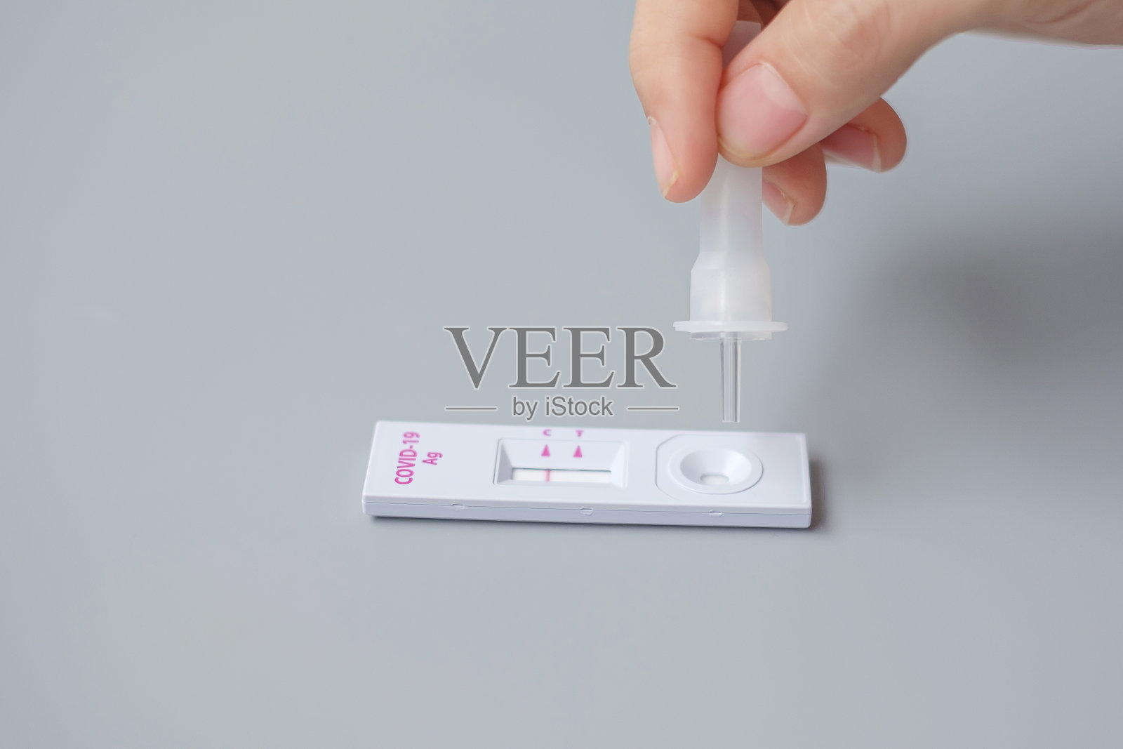 人拭子快速抗原检测试剂盒检测COVID-19。冠状病毒自我鼻腔检测或家庭检测，居家隔离和隔离概念照片摄影图片