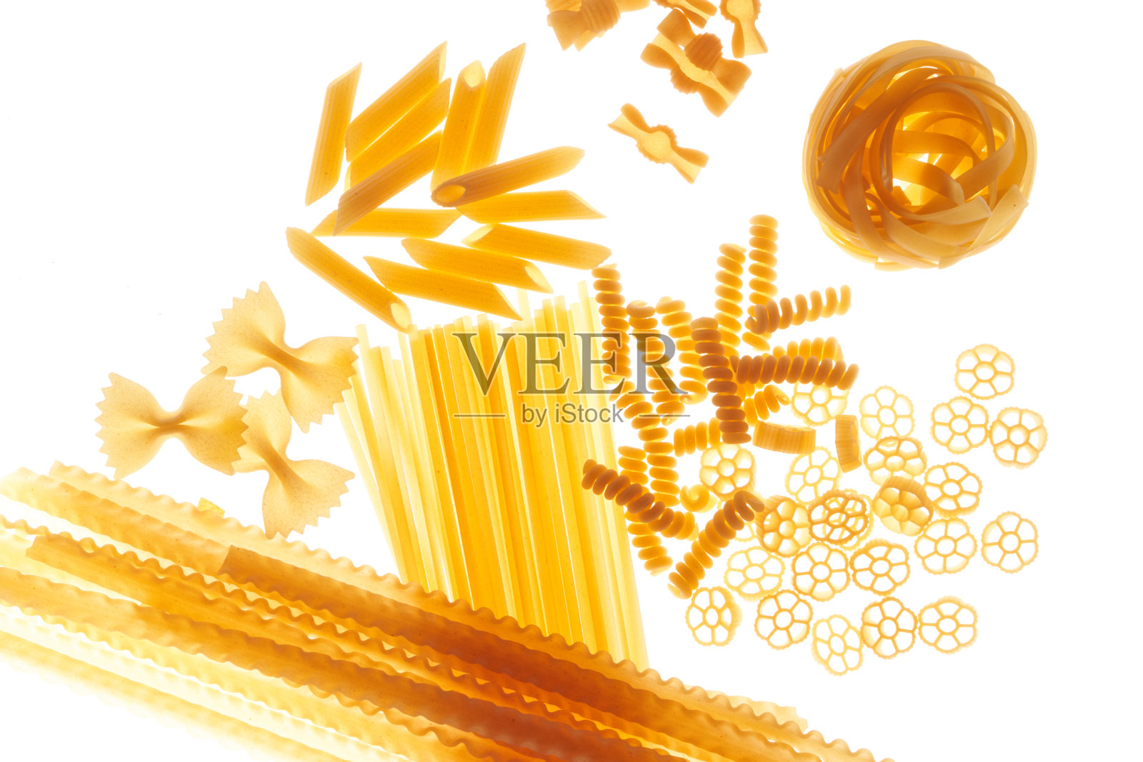 在白色背景下混合不同种类的意大利面，底部照明，什锦通心粉照片摄影图片