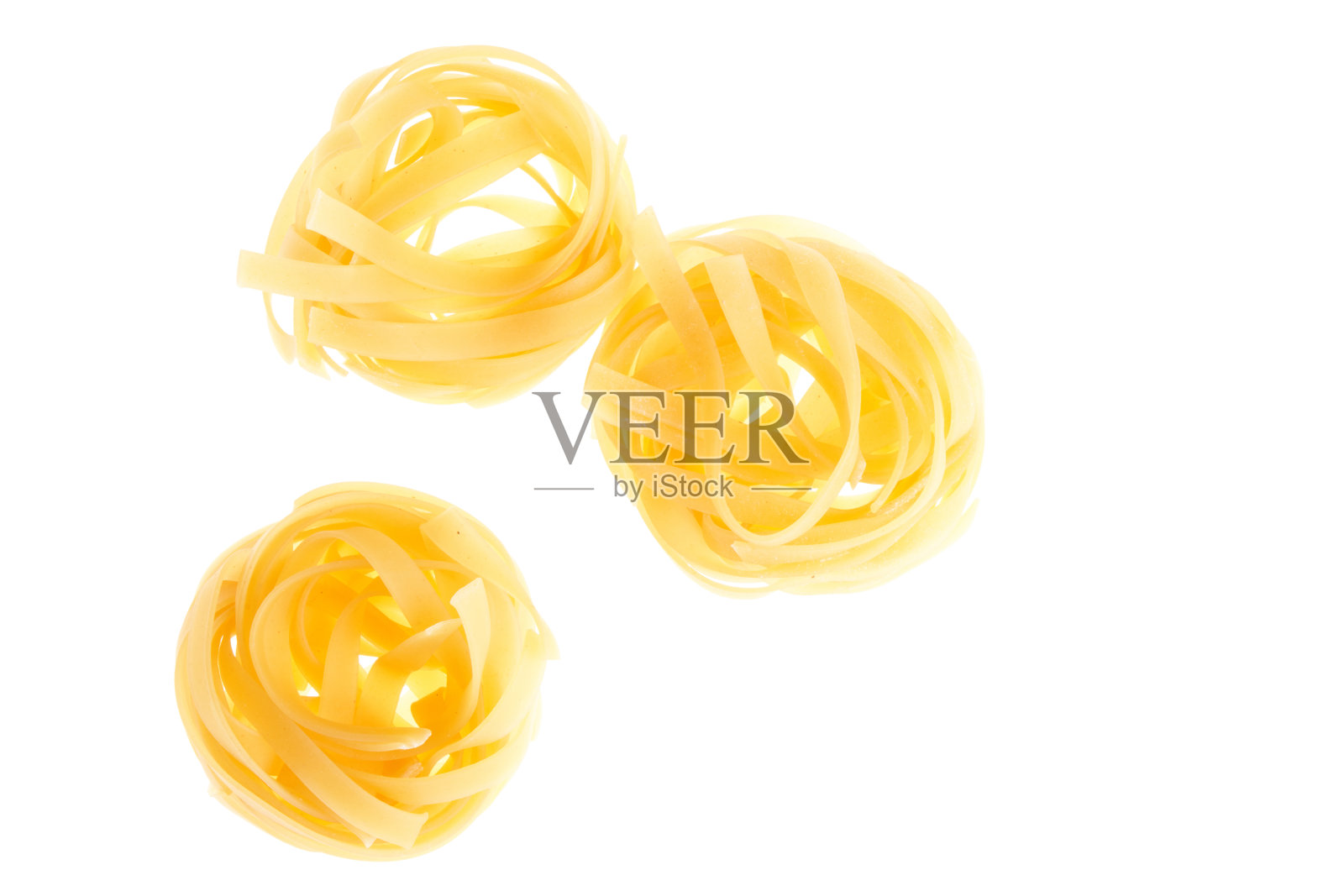 意大利面，通心粉，白色背景下的意大利面，平铺，剪切路径照片摄影图片