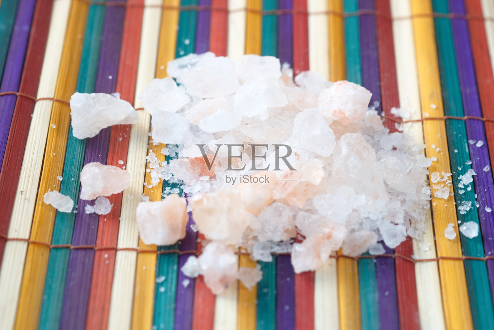 近距离观察桌上碗里的粉红色岩盐照片摄影图片