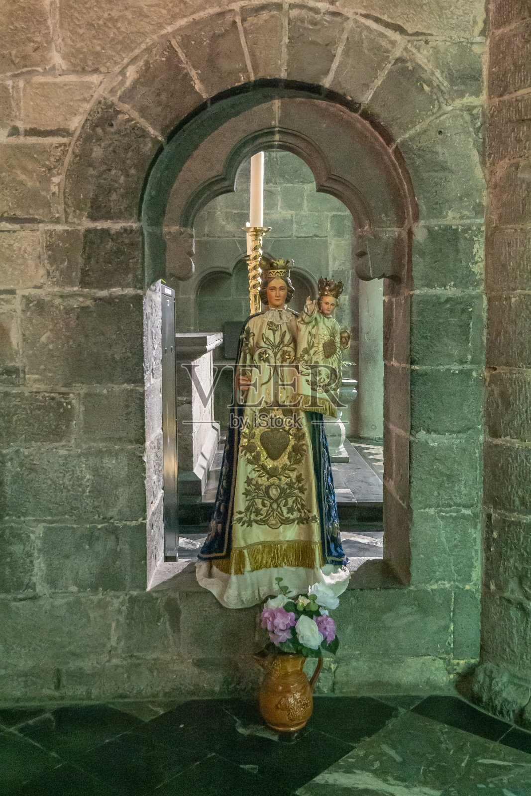 比利时迪南圣母院Collégiale圣母玛利亚抱着孩子的雕像。照片摄影图片