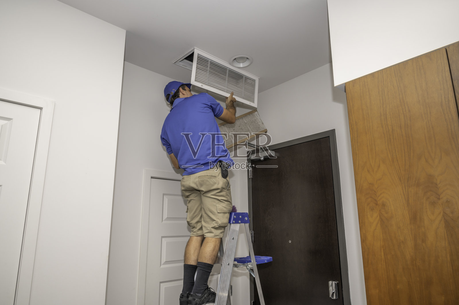 暖通技术员拆卸空气过滤器照片摄影图片