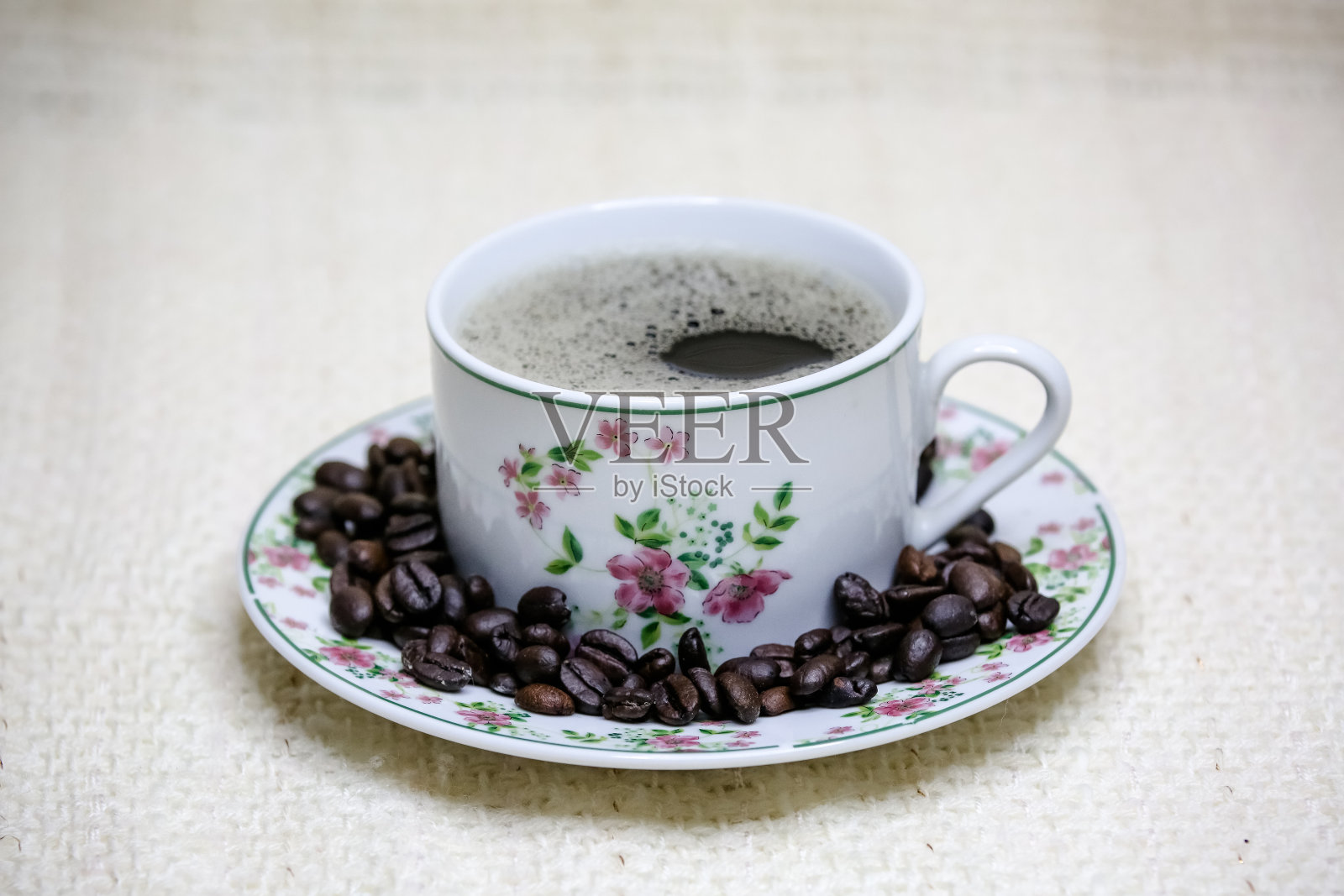 咖啡豆铺在桌子上。照片摄影图片