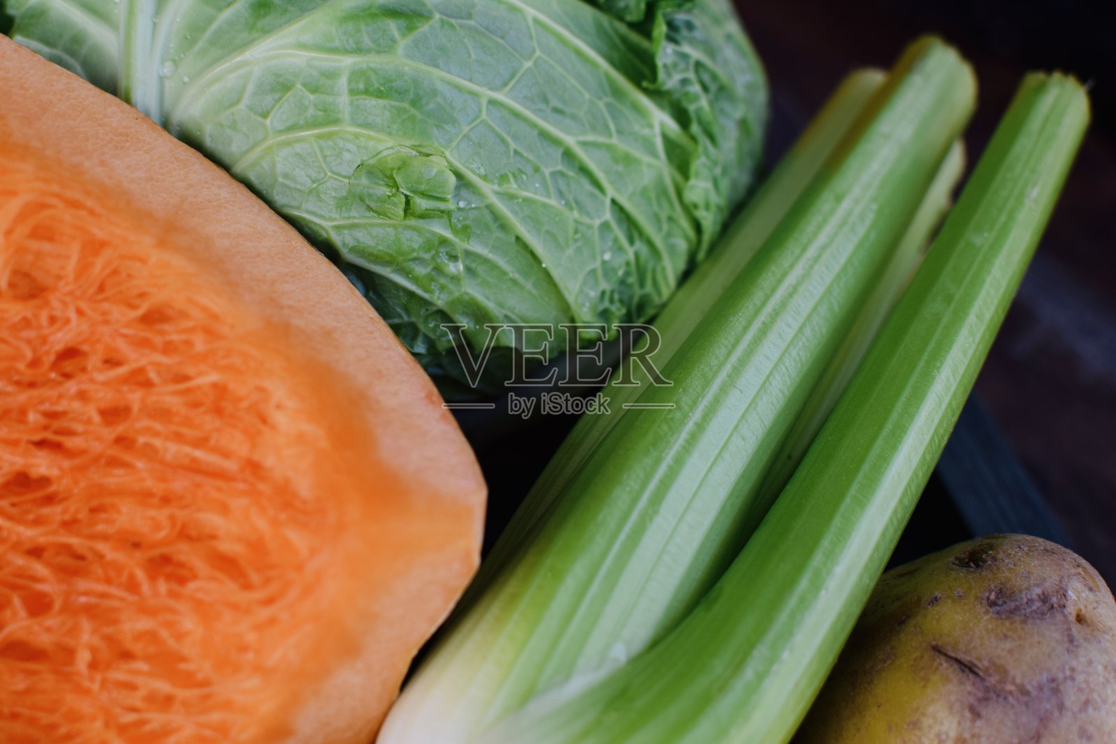 生菜、芹菜、冬南瓜和黄土豆的特写镜头照片摄影图片