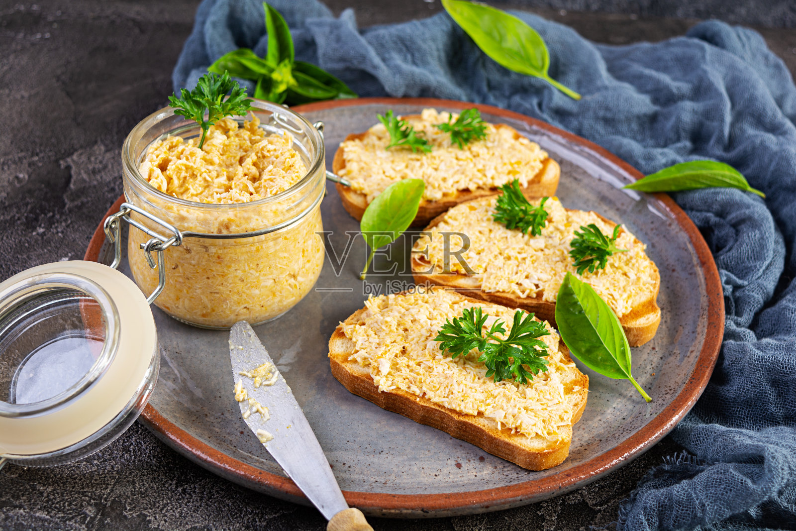 美味的吐司配自制鸡柳。木制背景鸡肉酱三明治小吃照片摄影图片