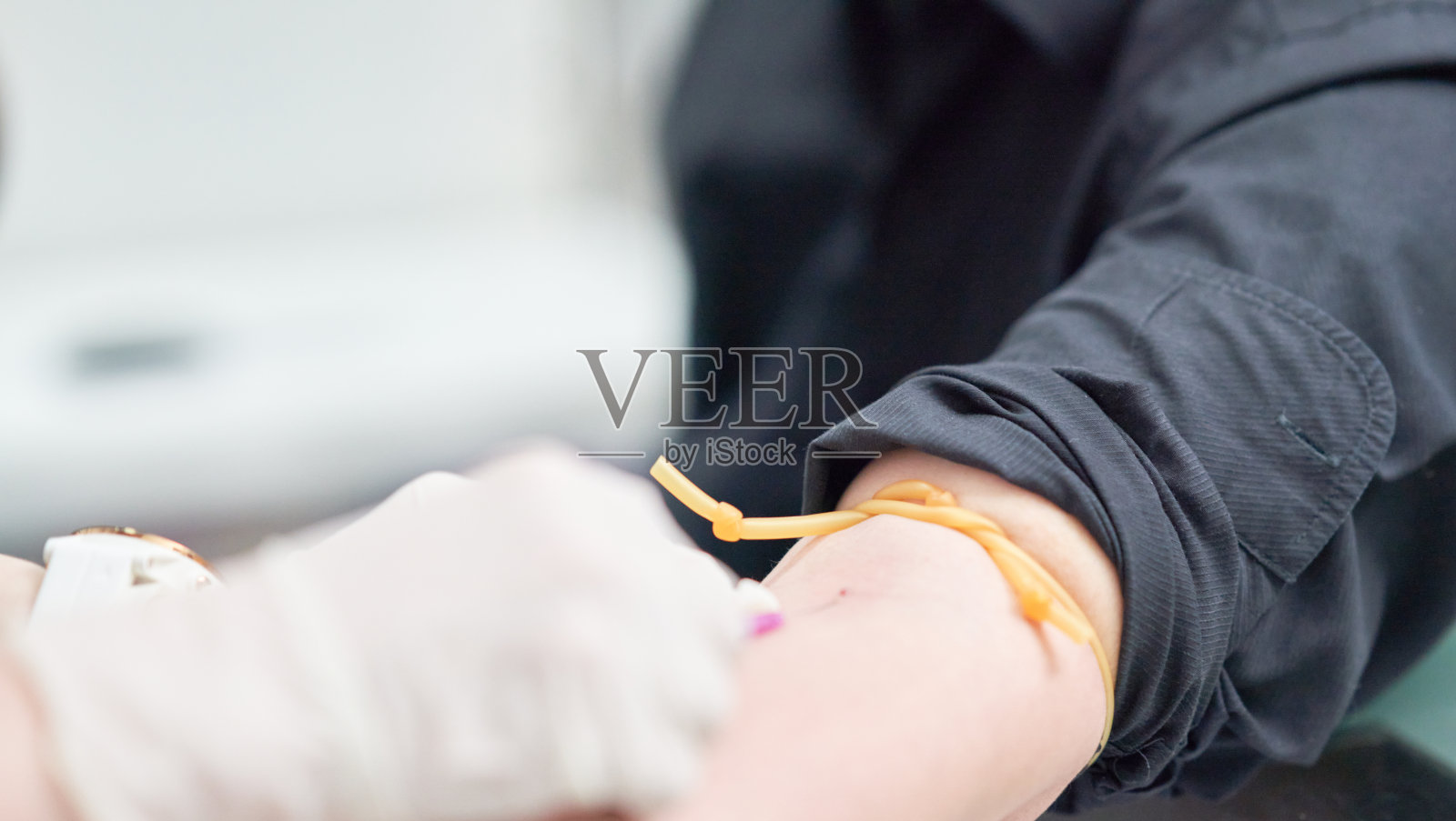 医生对病人进行静脉抽血检查诊断照片摄影图片