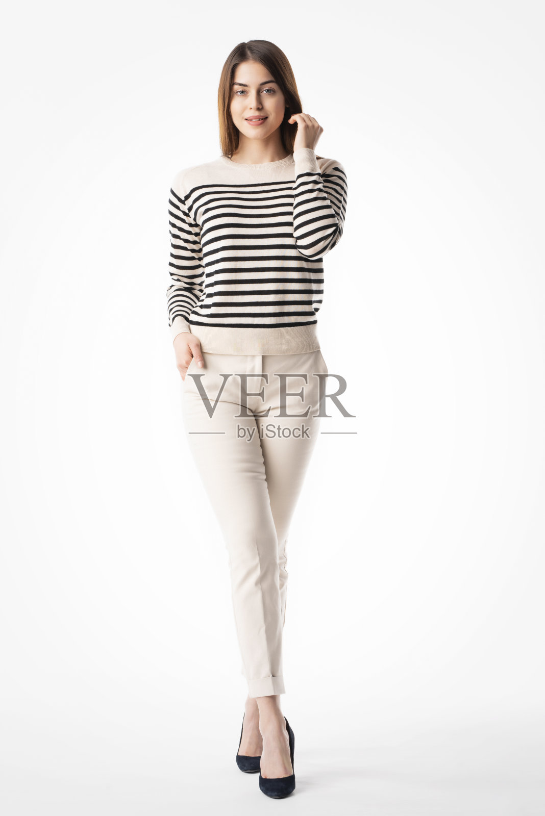 微笑的女人穿着商务休闲装，站在孤立的白色背景下照片摄影图片