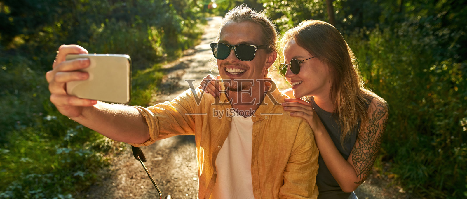幸福的年轻白人夫妇自拍的照片照片摄影图片