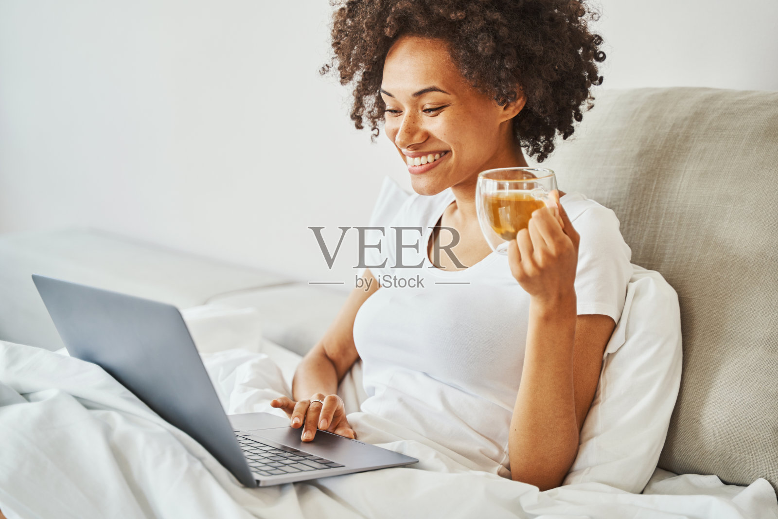 用便携式个人电脑工作的快乐女士照片摄影图片