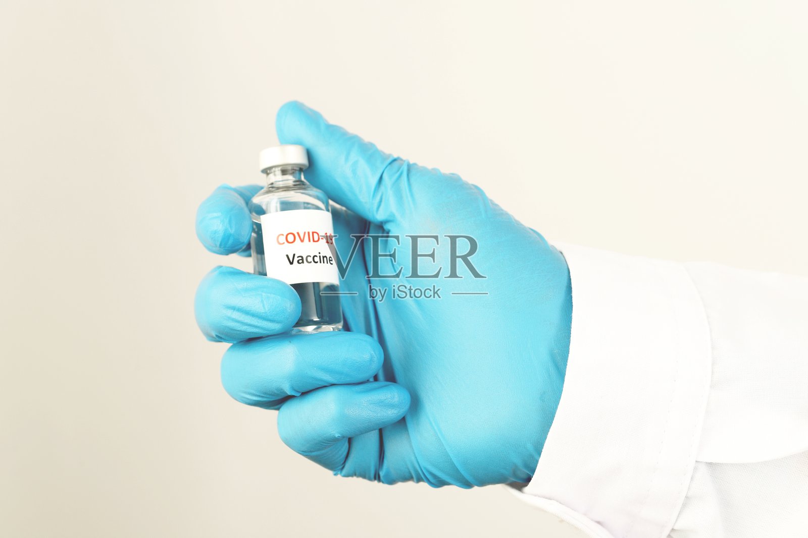 研究人员手中的新冠疫苗女医生手中拿着注射器和注射免疫疫苗的药瓶。”照片摄影图片