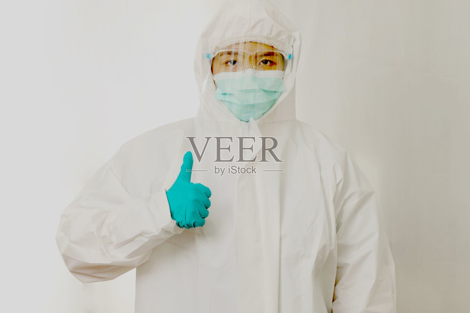 护士在治疗室穿着个人防护装备照片摄影图片