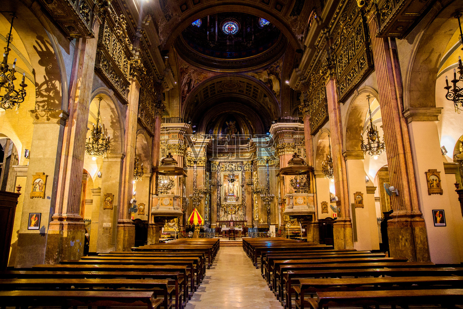 2019年9月22日，西班牙加泰罗尼亚，巴塞罗那。巴塞罗那大教堂内部非常棒照片摄影图片