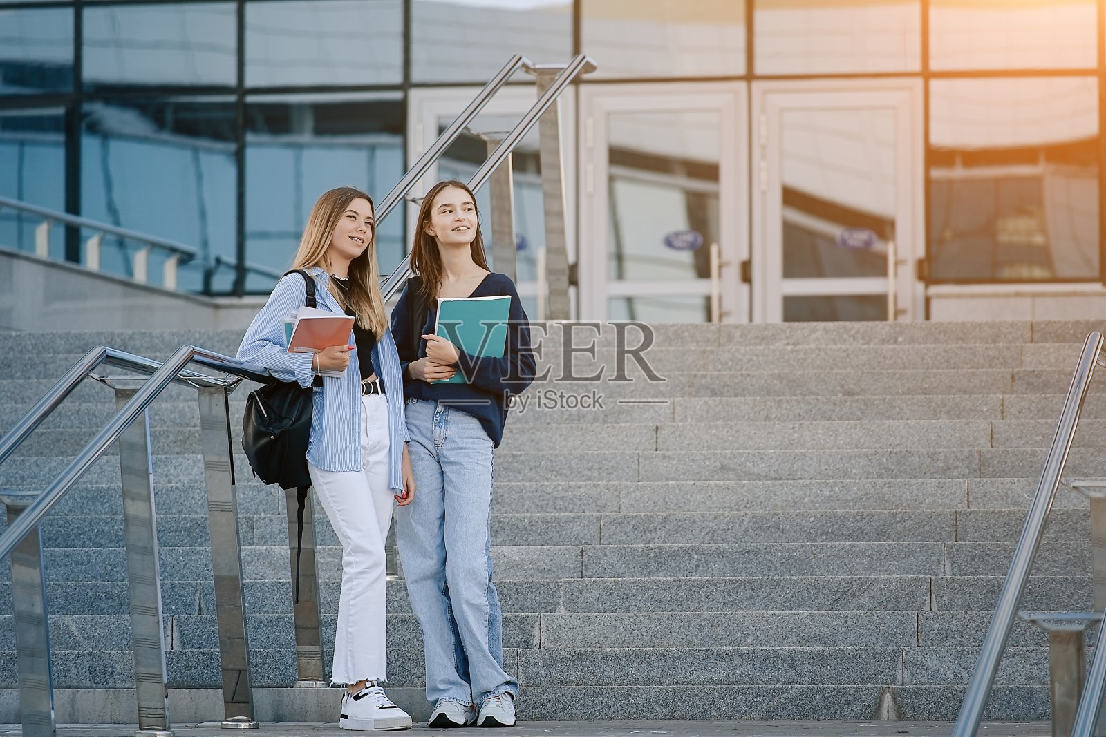 描绘两个上大学或学校的十几岁的女学生照片摄影图片