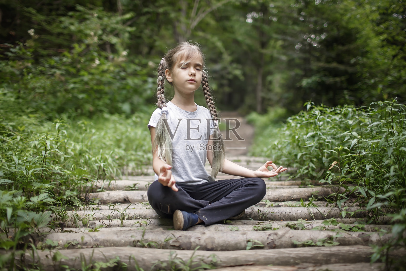 女孩漫步在树林，独自旅行者徒步探索自然和她自己，健康和慢生活照片摄影图片