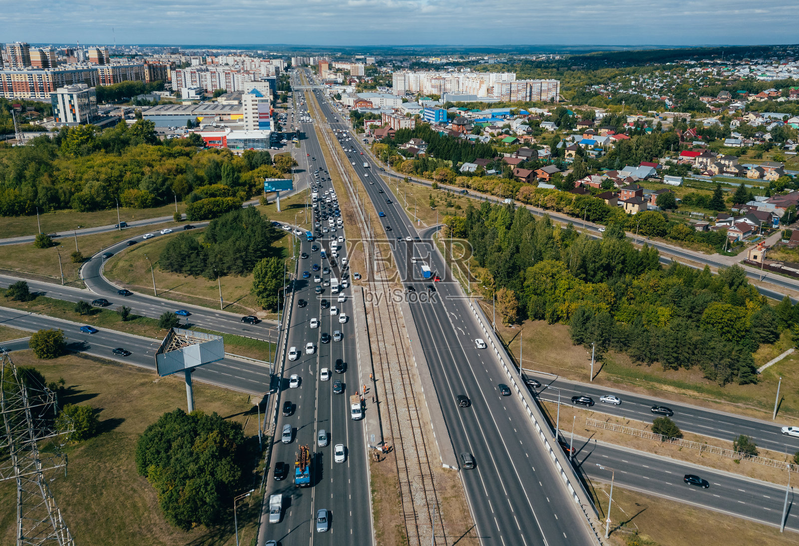 一条高速公路，中间有一条有轨电车。喀山,俄罗斯照片摄影图片