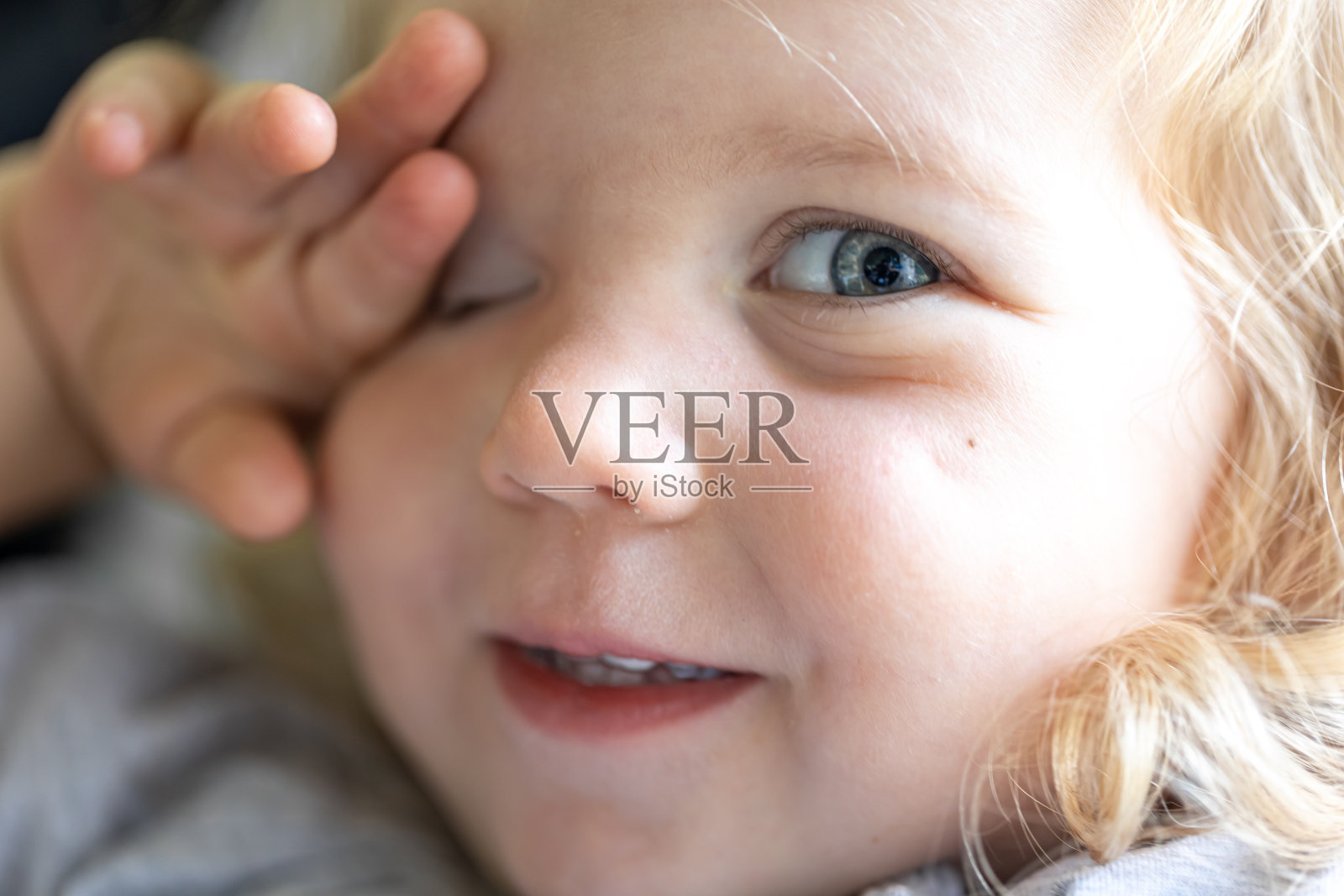 一个小女孩的肖像，小女孩看着相机。照片摄影图片