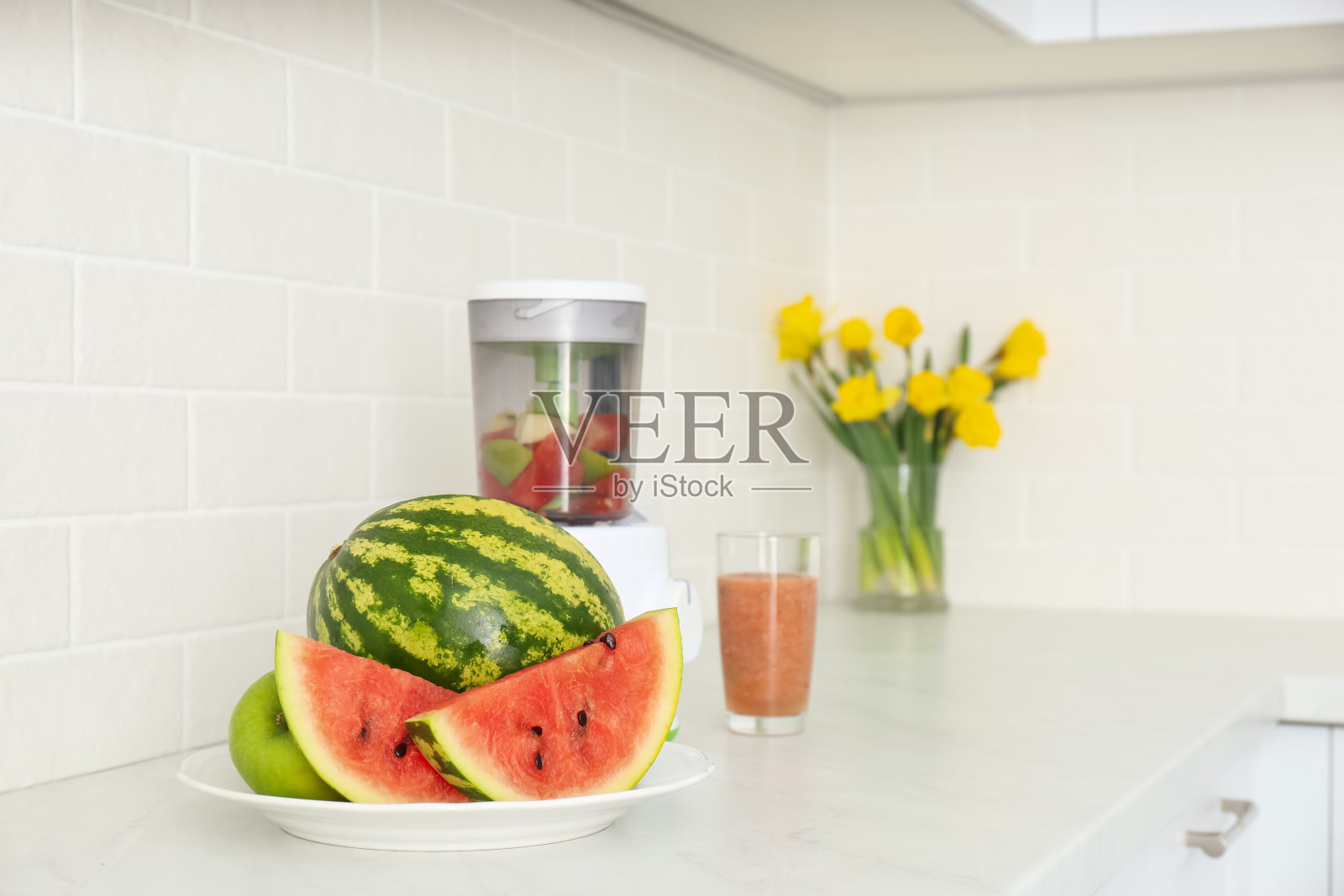 搅拌机和冰沙成分在厨房的柜台上照片摄影图片