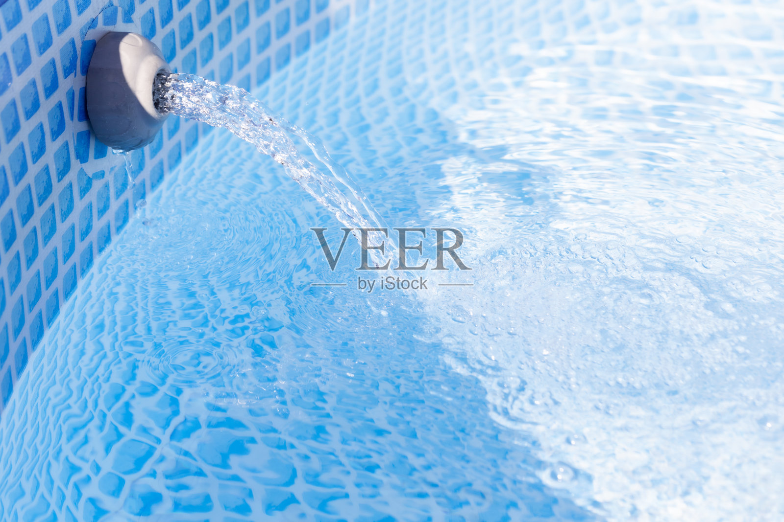 干净的水从池中的洞里流出来照片摄影图片