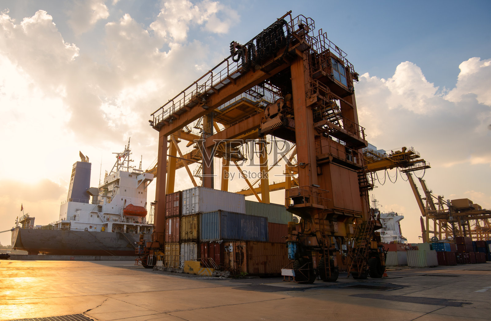 集装箱船舶进出口业务及物流。用起重机将货物运往港口国际水路运输。鸟瞰图和俯视图。照片摄影图片