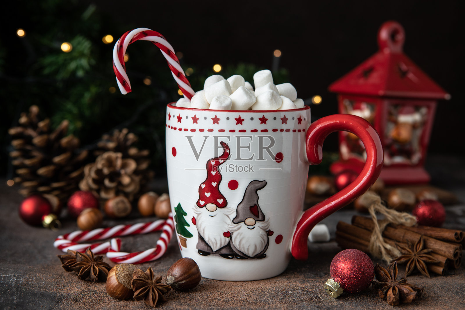 一杯带棉花糖的热巧克力，圣诞美食照片摄影图片