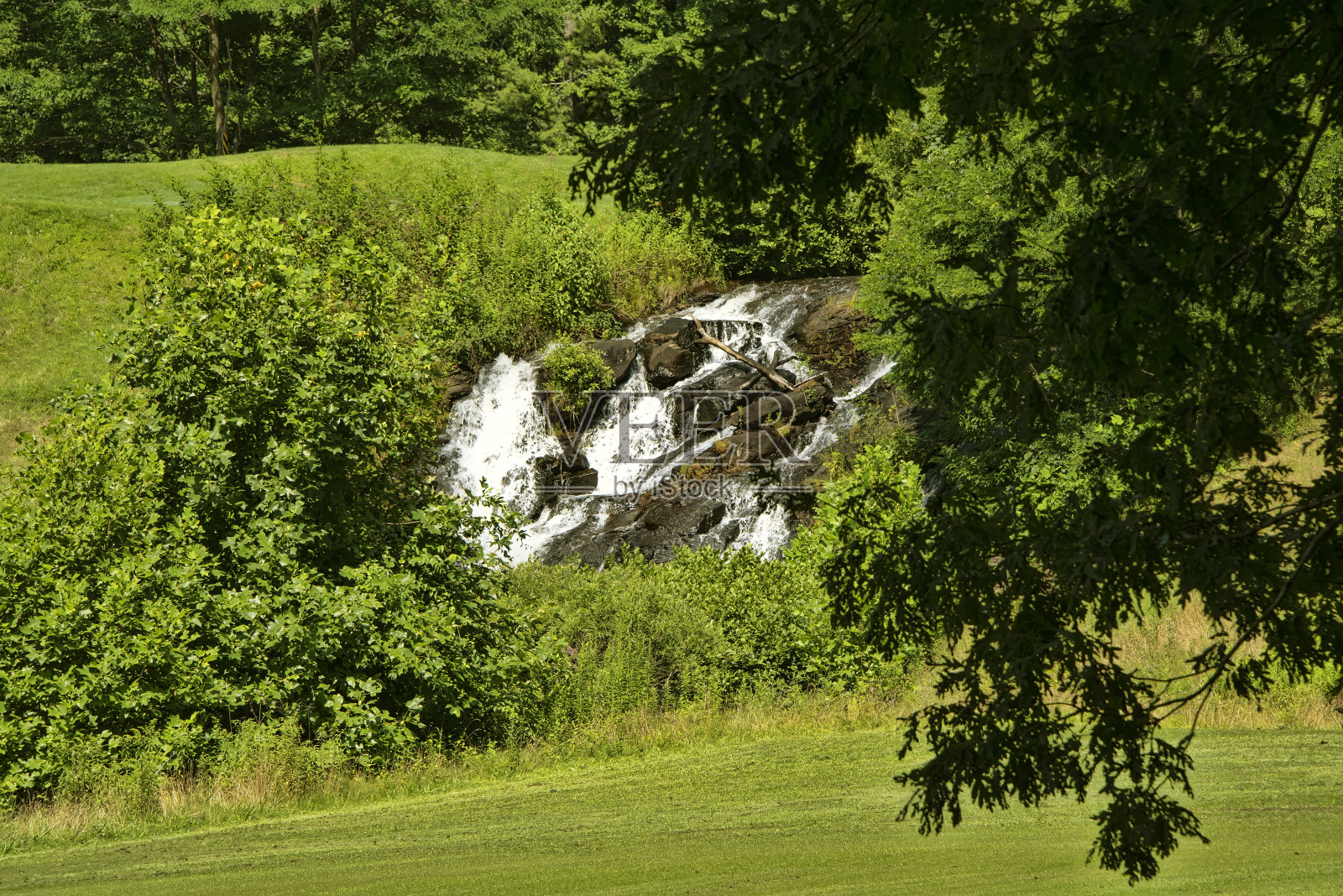 北卡罗来纳州乡村的小瀑布照片摄影图片