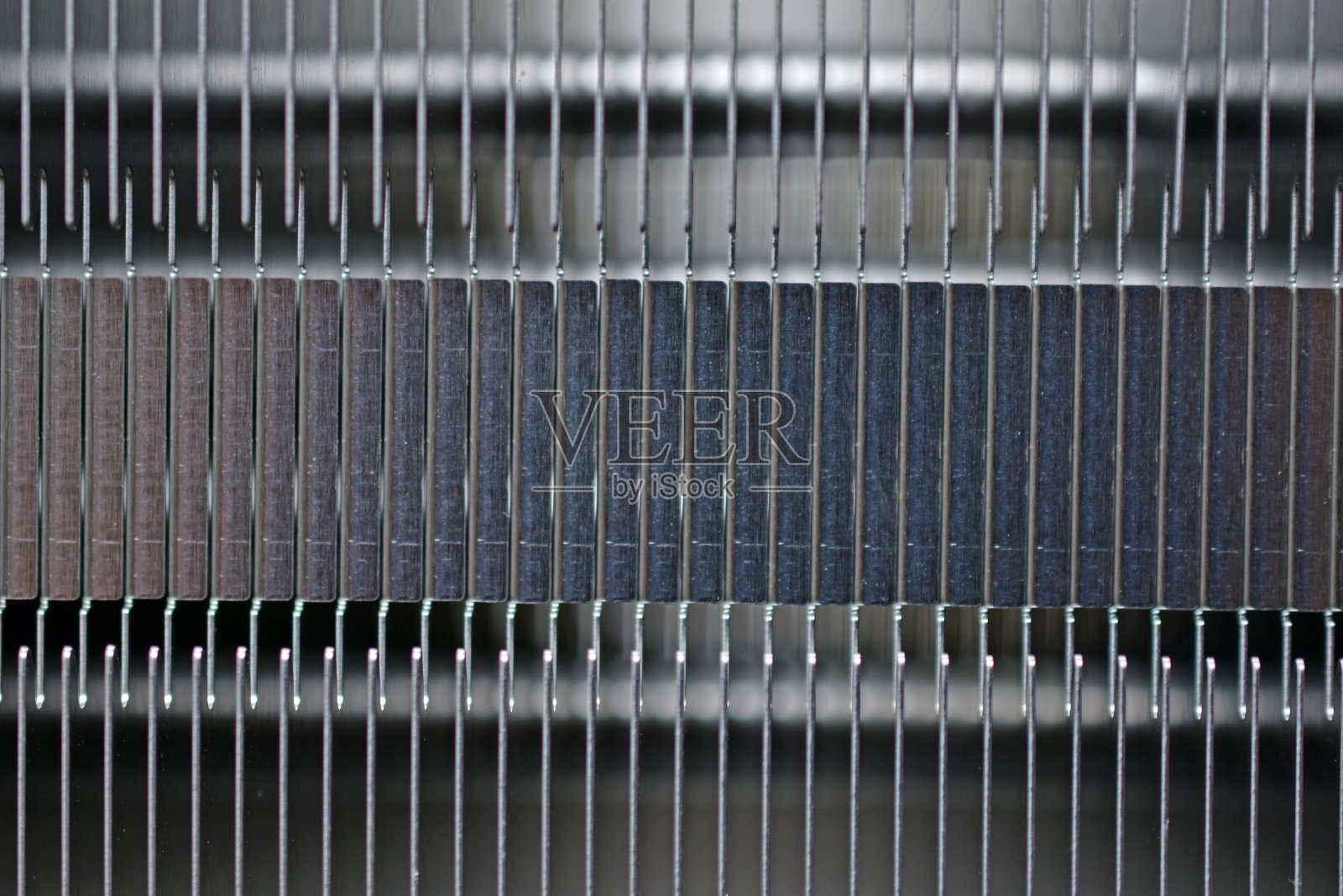 银铝CPU散热器与铜冷却管近距离照片摄影图片