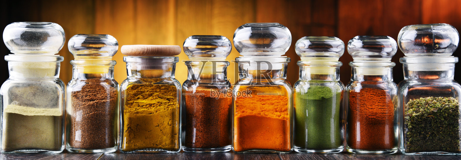 装有香料和药草的玻璃储物罐照片摄影图片