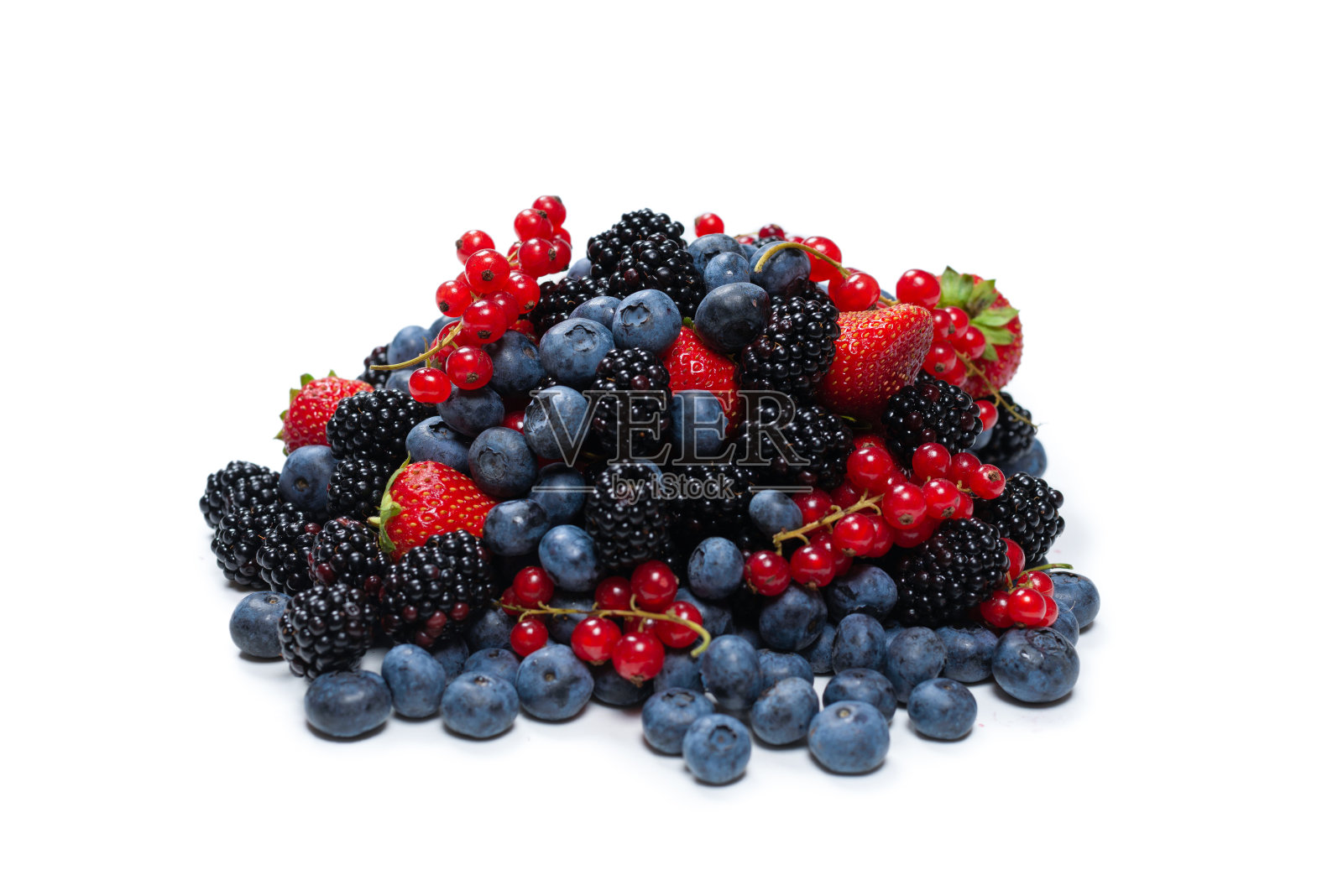 黑莓，覆盆子，蓝莓，红醋栗和薄荷的背景。照片摄影图片
