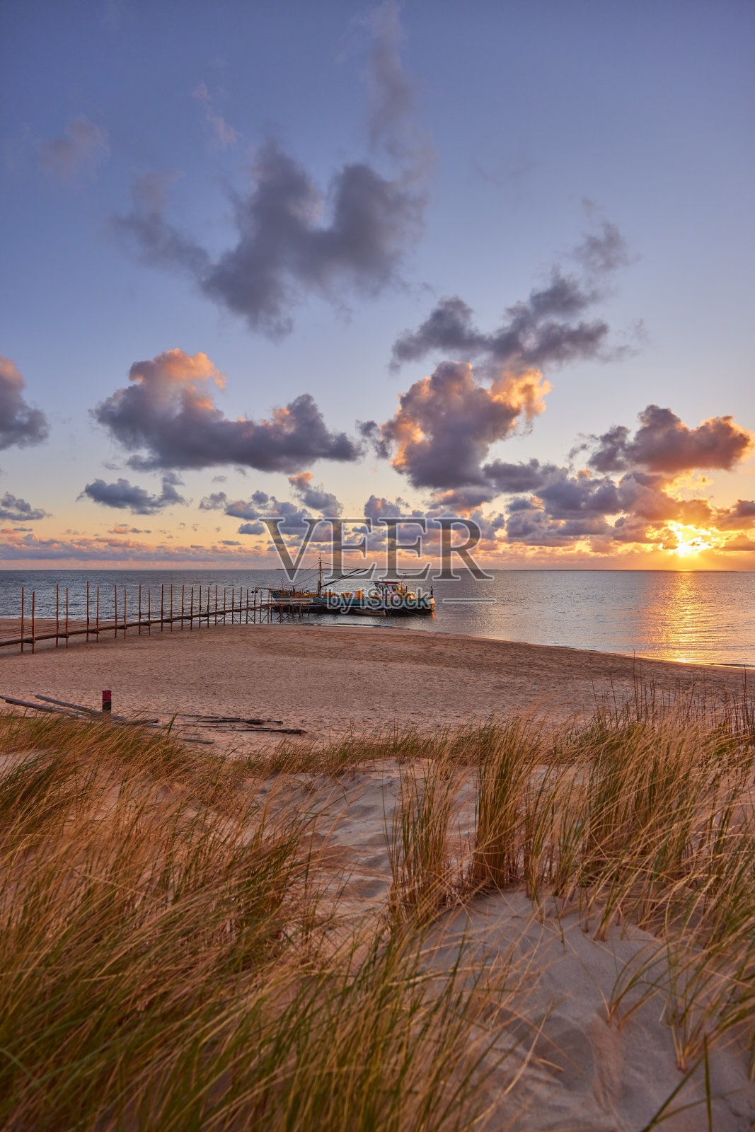 海滩上的日出照片摄影图片
