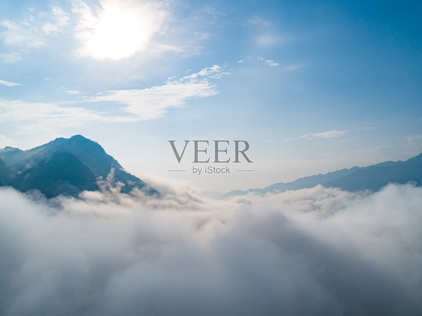 云中美丽的山脉照片摄影图片