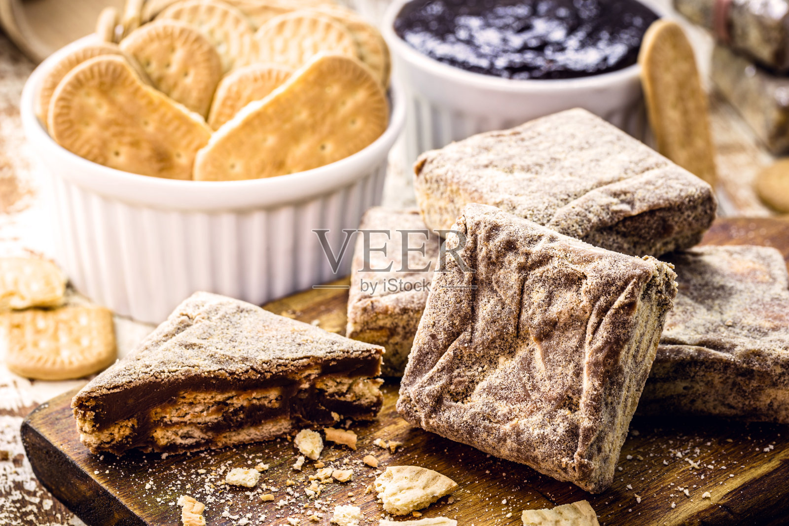 一种名为“palha Italiana”的巴西甜品，由巧克力、玉米淀粉曲奇、牛奶甜酒、可可和糖制成。照片摄影图片