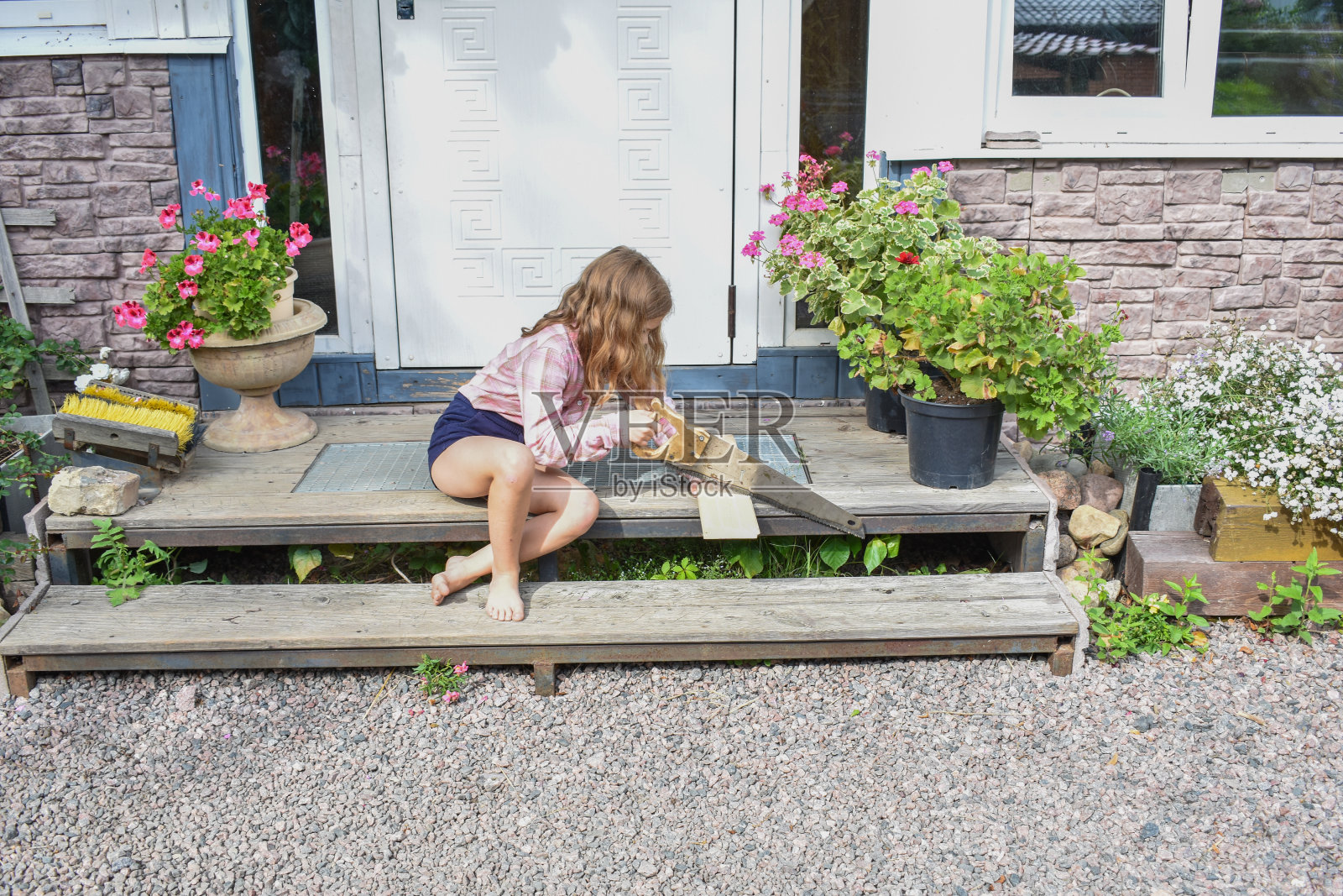 小女孩用钢锯锯板外的照片没有处理照片摄影图片