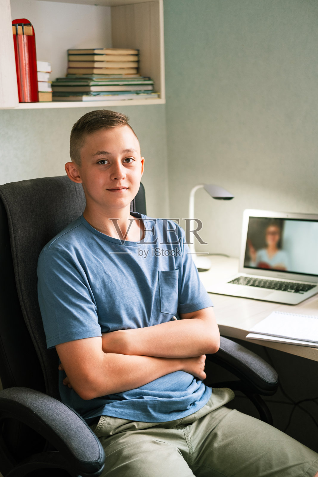 男孩十几岁在家坐在书桌前。远程培训。在线教育照片摄影图片