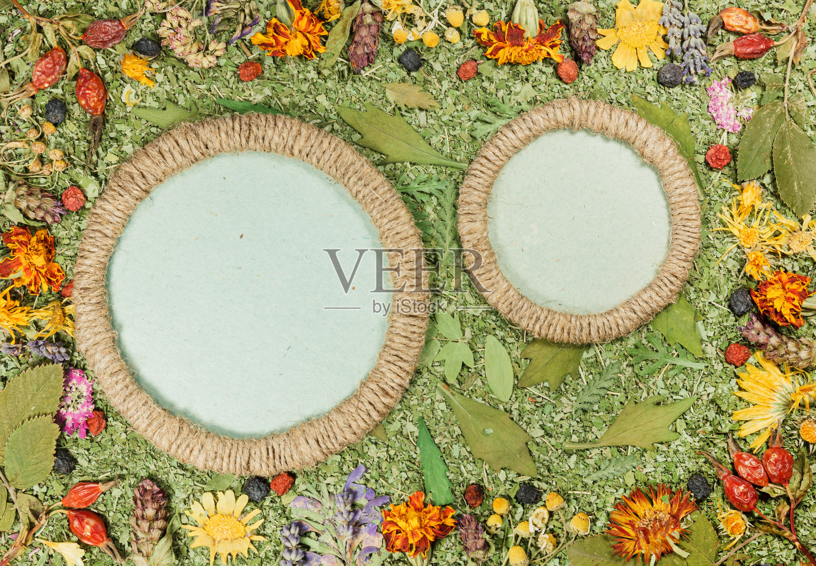 背景的碎片破碎的花。花束、干花胸花。剪贴簿元素由花、花瓣组成。准备卡片，邀请和祝贺。用于问候，剪贴簿照片摄影图片