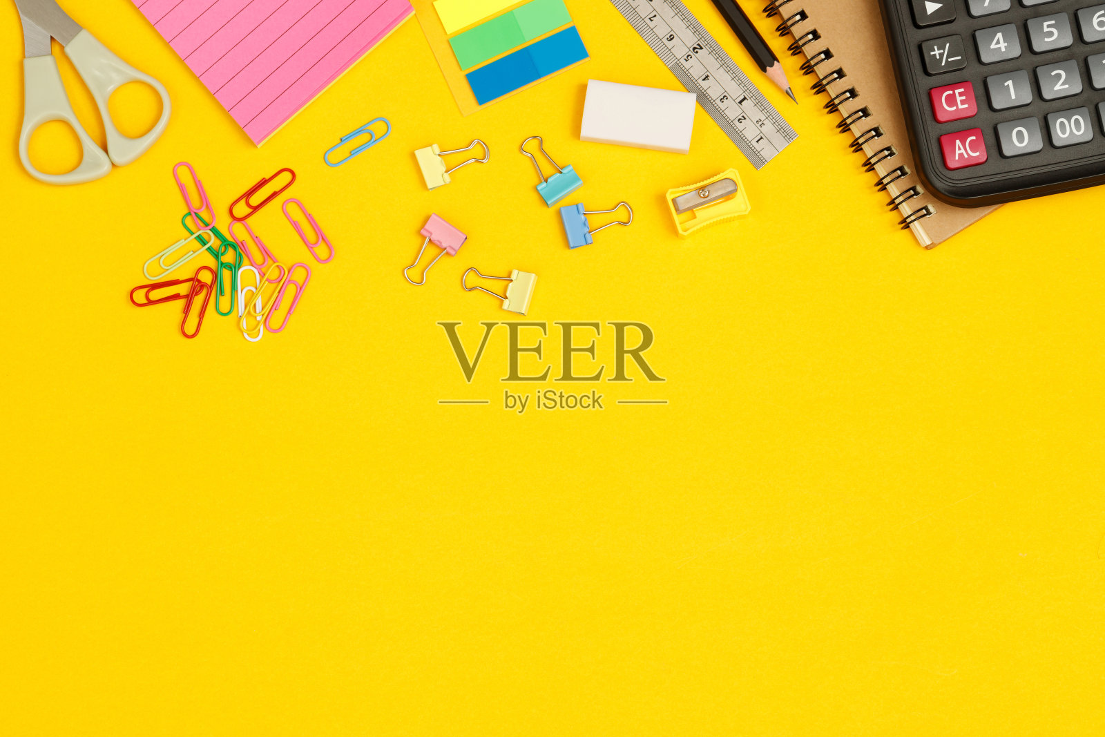 教育概念俯视图笔记本和文具配件在学校图书馆黄色背景照片摄影图片