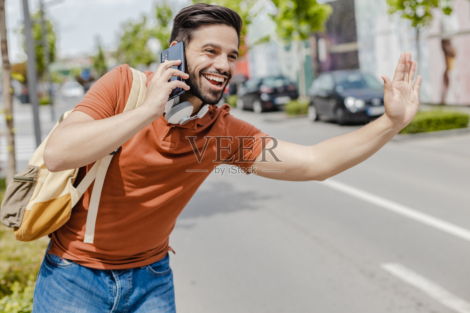一个人走在街上叫出租车照片摄影图片