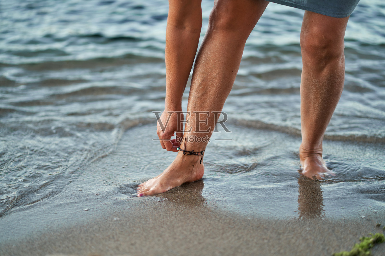 女性在沙滩上行走的特写镜头照片摄影图片