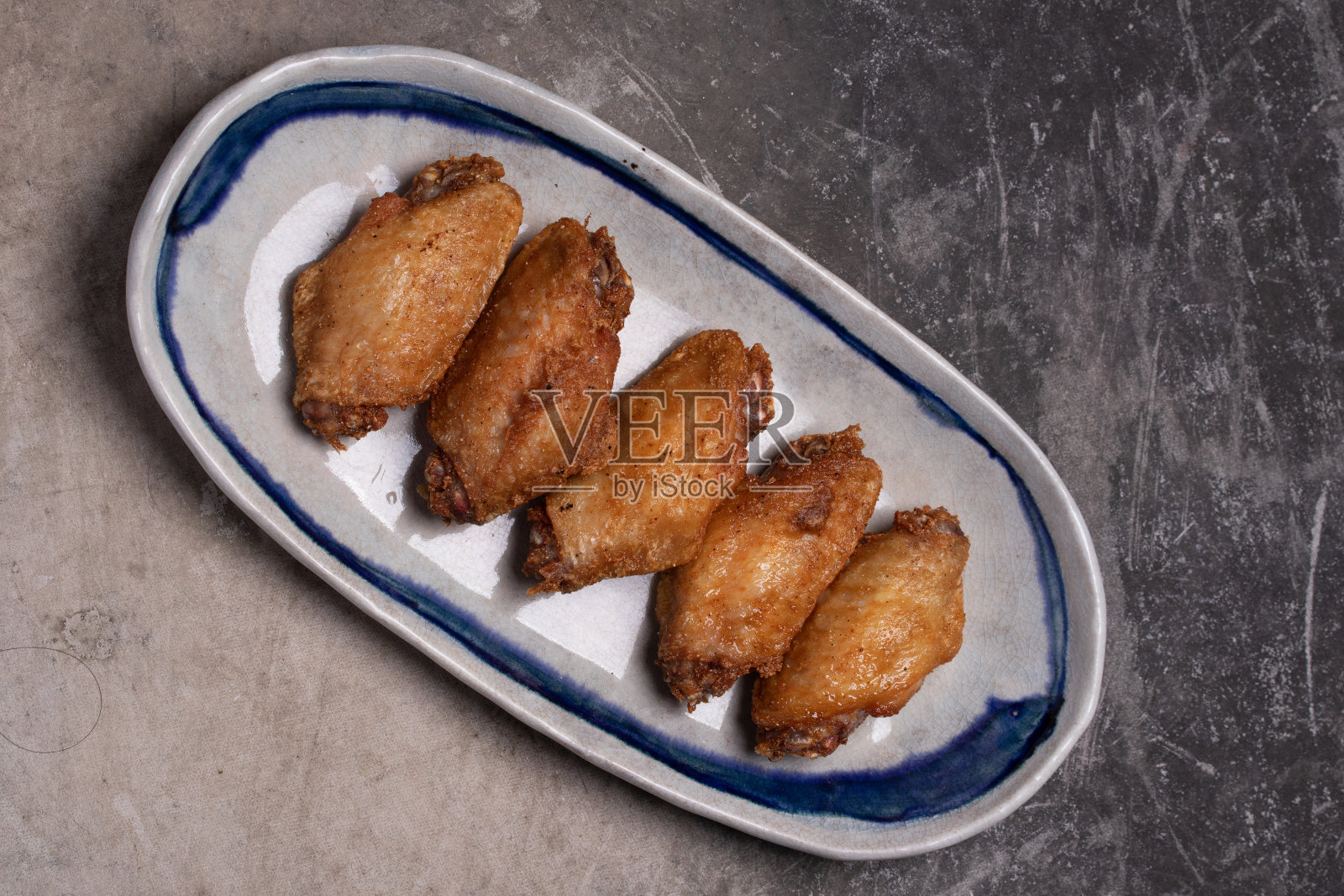 白杯子里的炸鸡翅。从顶上看。空间的文本。照片摄影图片