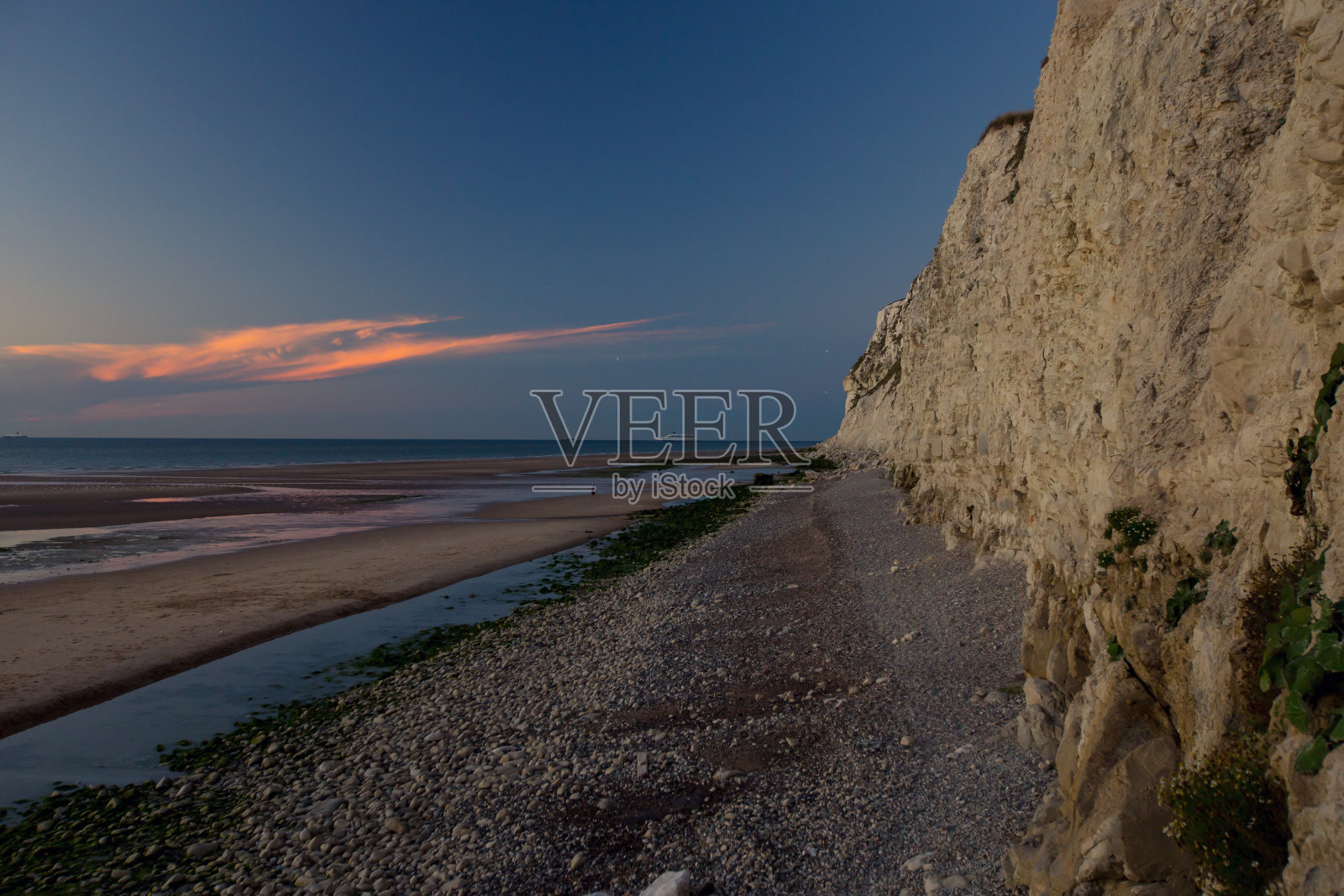 晚上在法国白角内兹的海滩上照片摄影图片