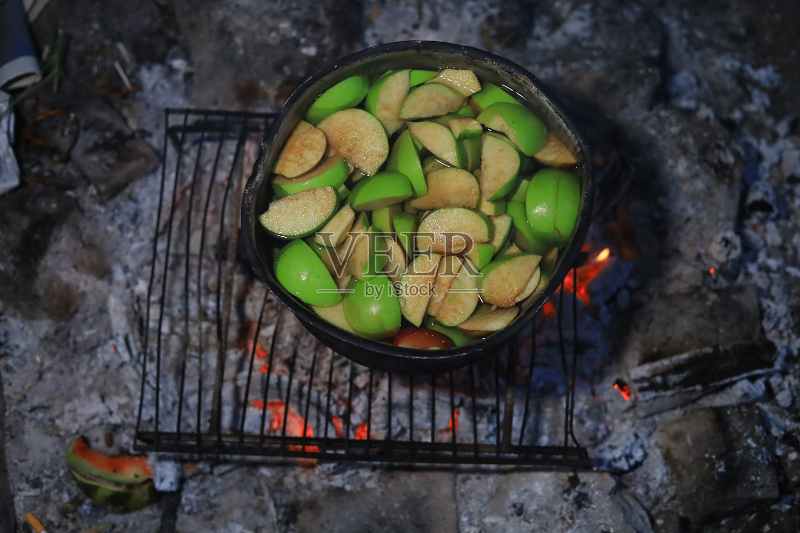 抽象背景主题的烹饪在露营或徒步旅行设置。照片摄影图片