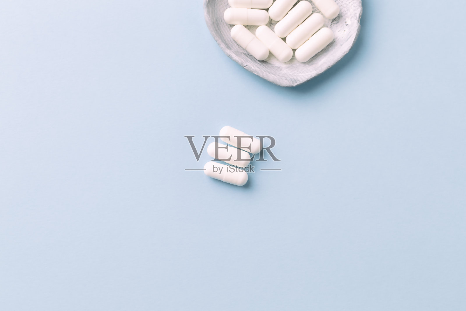 亮氨酸的氨基酸。健身补充在明亮的纸背景。前视图。照片摄影图片