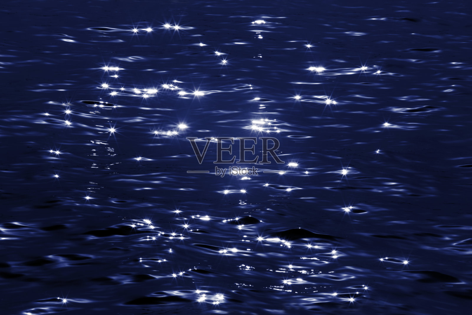 大海和波浪，背景与反射和复制空间。照片摄影图片