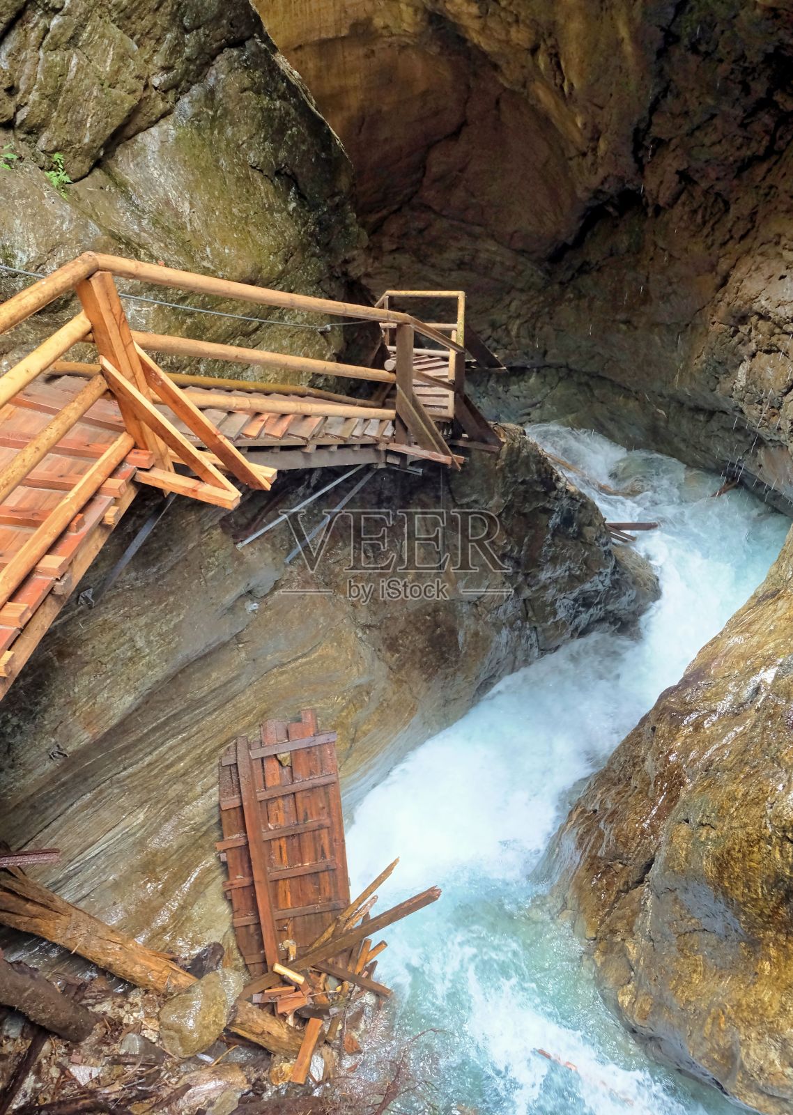 奥地利沿着瀑布和岩石的陡峭楼梯照片摄影图片