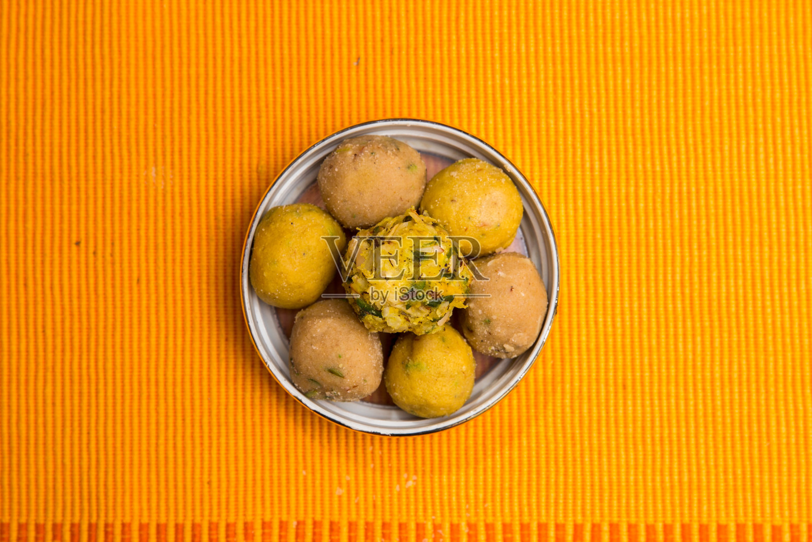 印度的一种甜食，叫拉都或拉都，由贝桑、干果和小麦粉制成，在排灯节、胡里节、斋月等各种场合食用，午餐后也用作甜点照片摄影图片