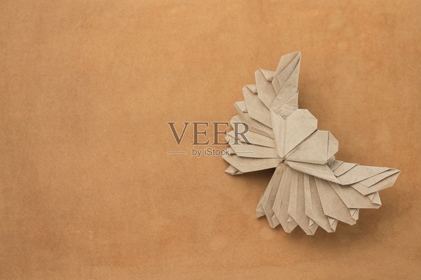 折纸心形模型。有选择性的重点。老旧工艺照片摄影图片