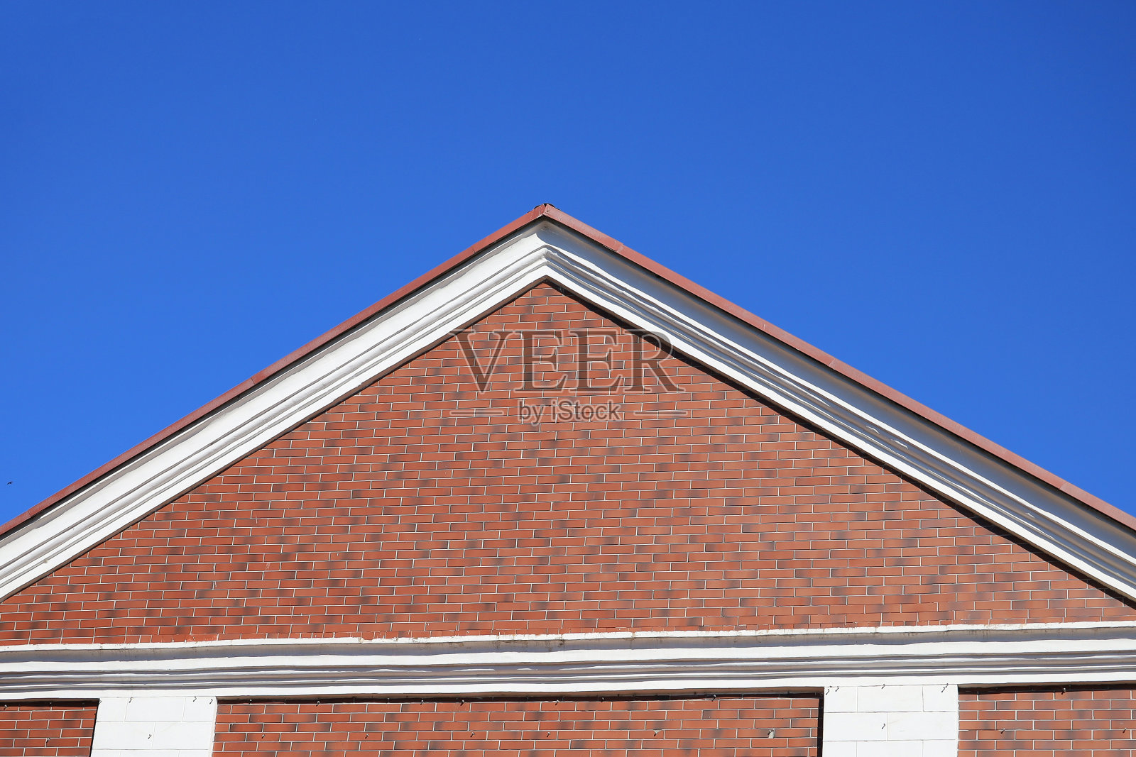 砖房屋顶的经典斜面。符号和概念背景与复制空间的文本照片摄影图片