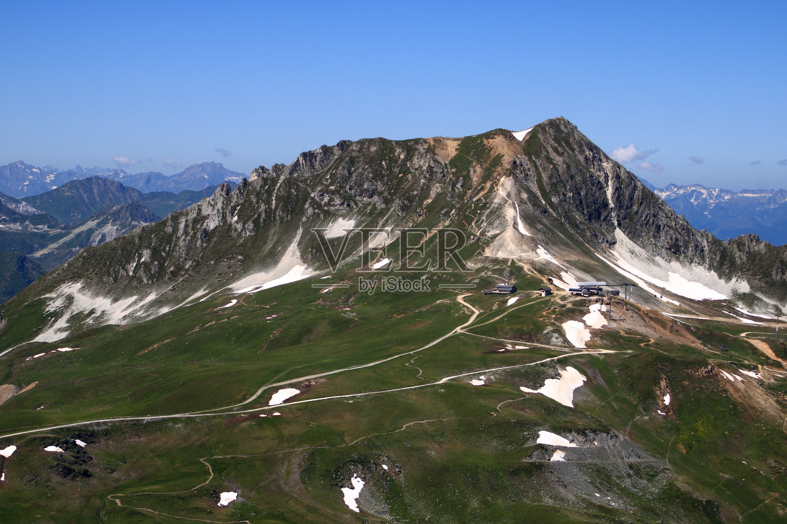 夏天的风景山。照片摄影图片