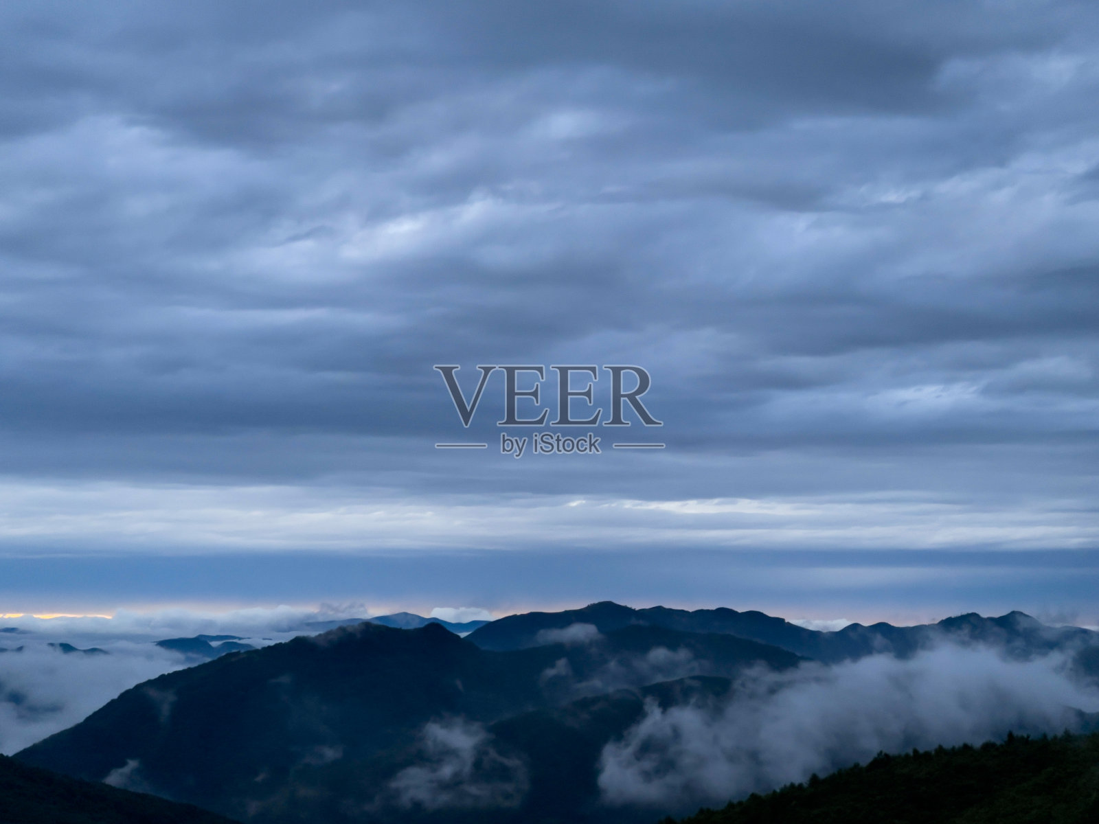 山巅的云朵照片摄影图片