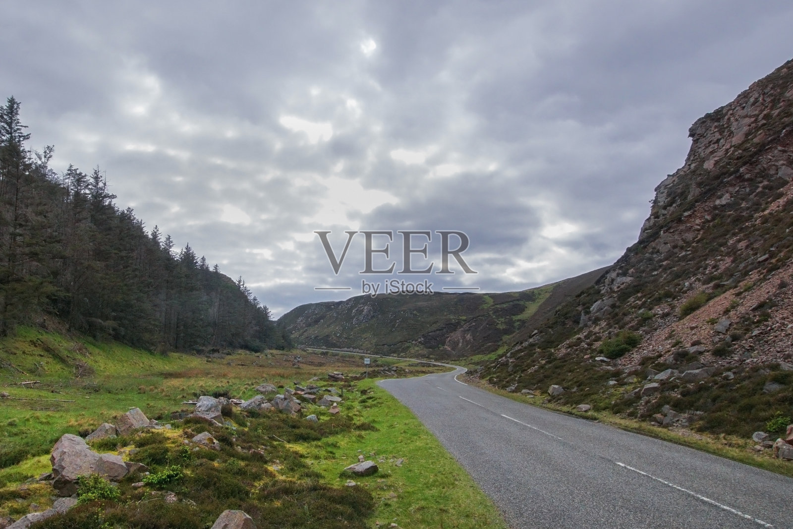 在一个忧郁的日子里，哈里斯岛上空荡荡的马路上照片摄影图片